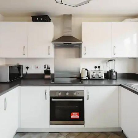 Stunning Private Room In A Home - Bathroom & Parking! Salford  Buitenkant foto