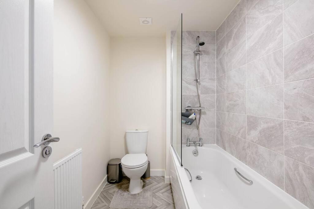 Stunning Private Room In A Home - Bathroom & Parking! Salford  Buitenkant foto