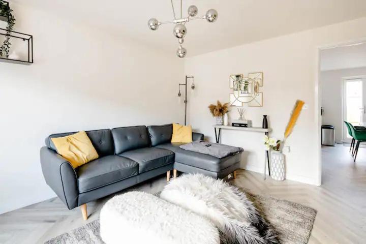 Stunning Private Room In A Home - Bathroom & Parking! Salford  Buitenkant foto