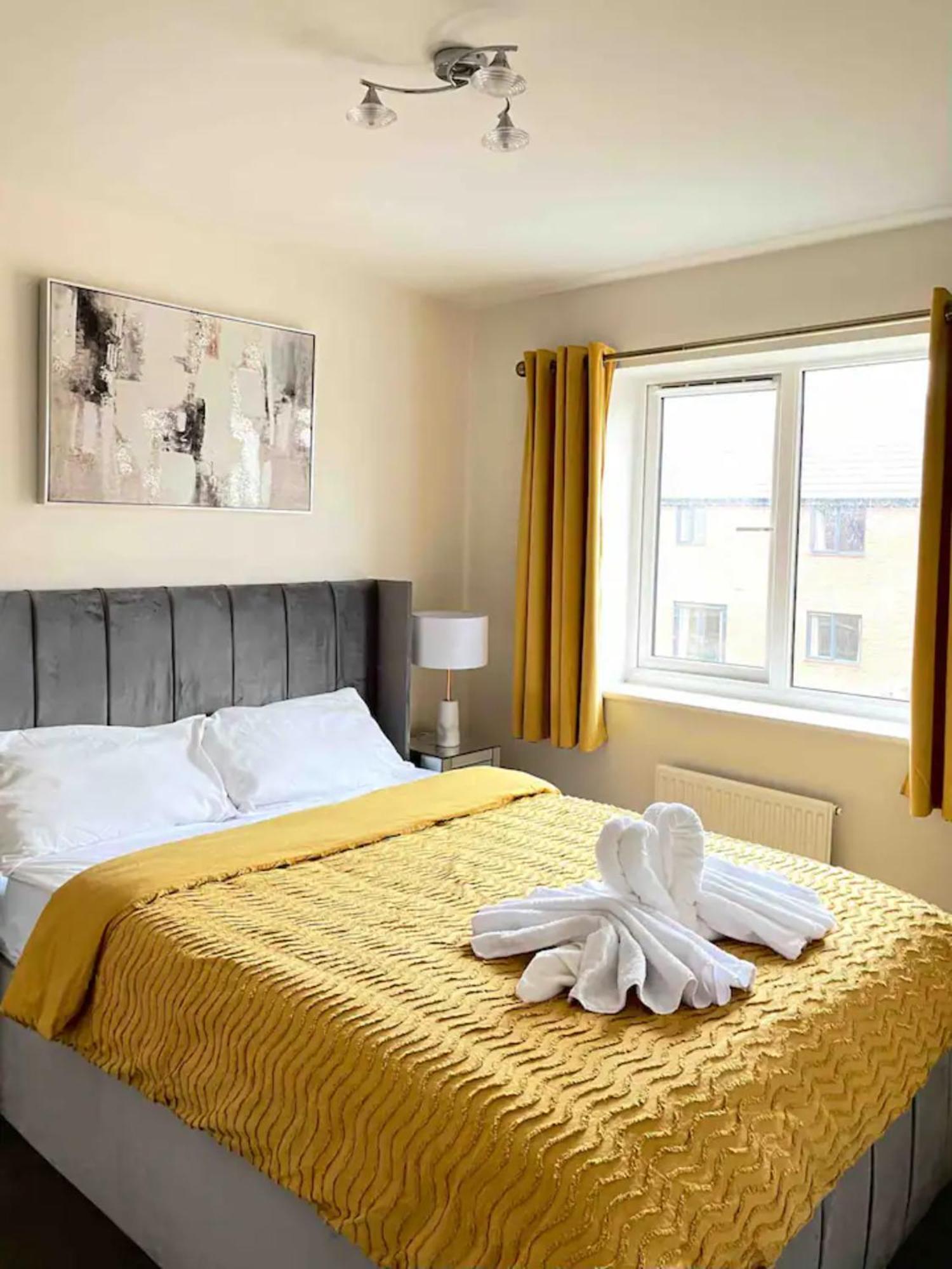 Stunning Private Room In A Home - Bathroom & Parking! Salford  Buitenkant foto