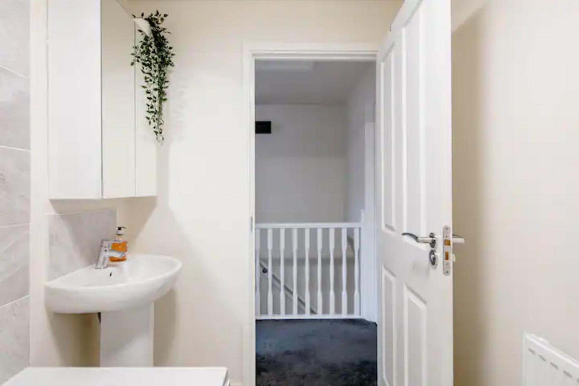 Stunning Private Room In A Home - Bathroom & Parking! Salford  Buitenkant foto