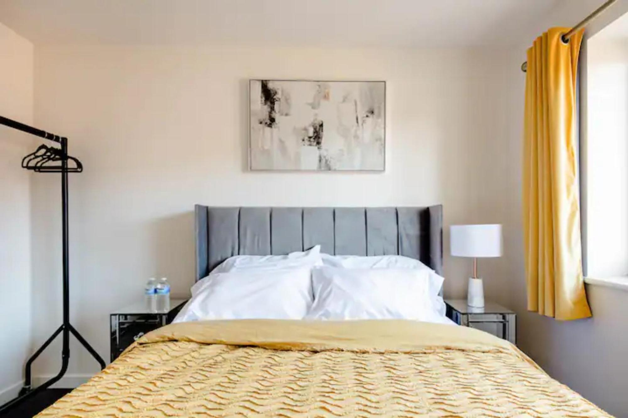Stunning Private Room In A Home - Bathroom & Parking! Salford  Buitenkant foto