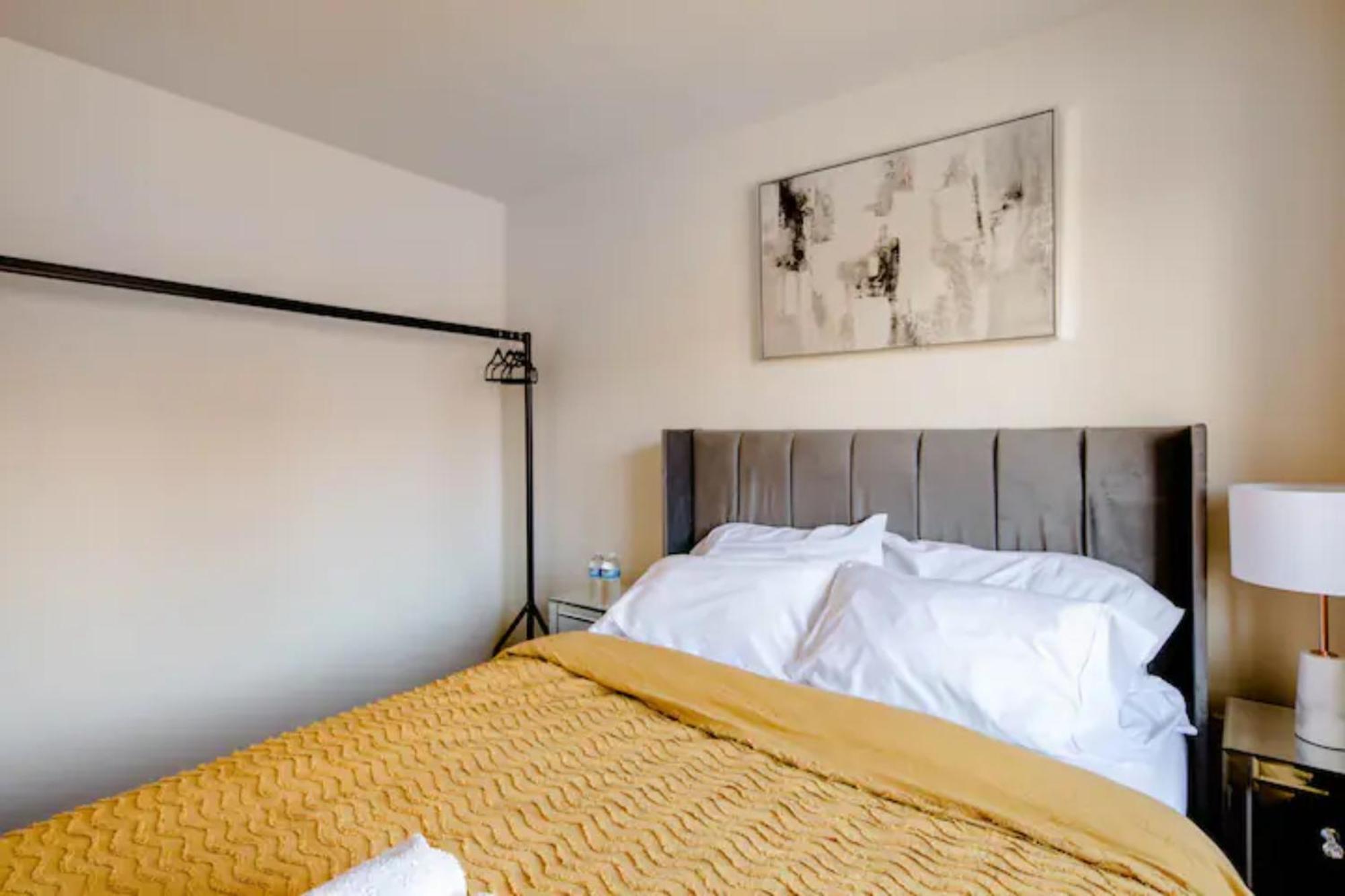 Stunning Private Room In A Home - Bathroom & Parking! Salford  Buitenkant foto