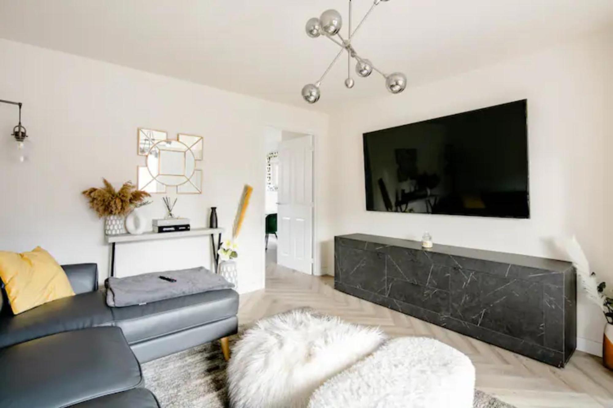 Stunning Private Room In A Home - Bathroom & Parking! Salford  Buitenkant foto
